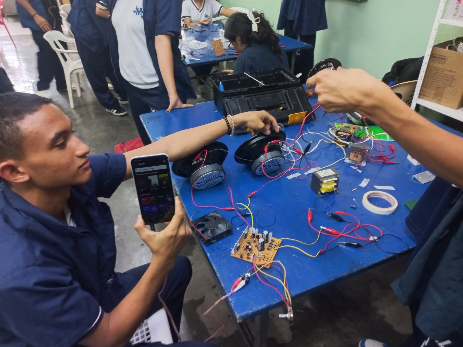 Estudiantes de especialidad Electrónica