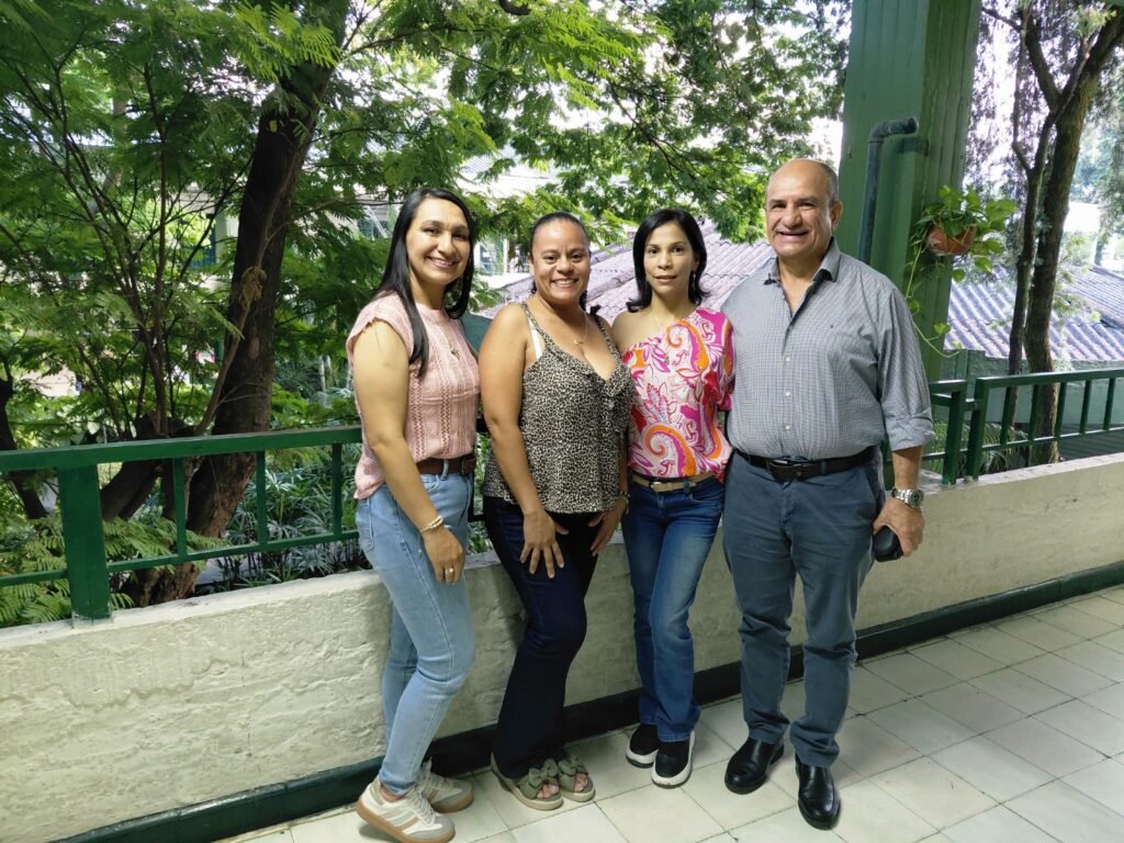 En la imagen aparecen: Nidia Rosales, Laura Vargas y Patricia Moreno, secretarias de la IETI José María Carbonell en compañia del rector lic. Carlos Arturo Morales Castro